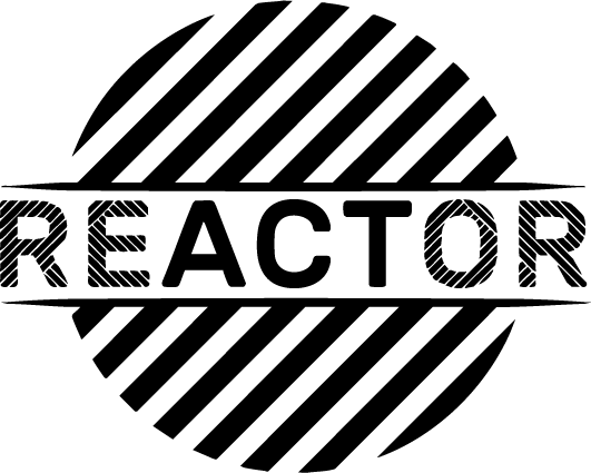 Schwarzes Logo mit gestreiftem Kreis und der Aufschrift "REAKTOR".
