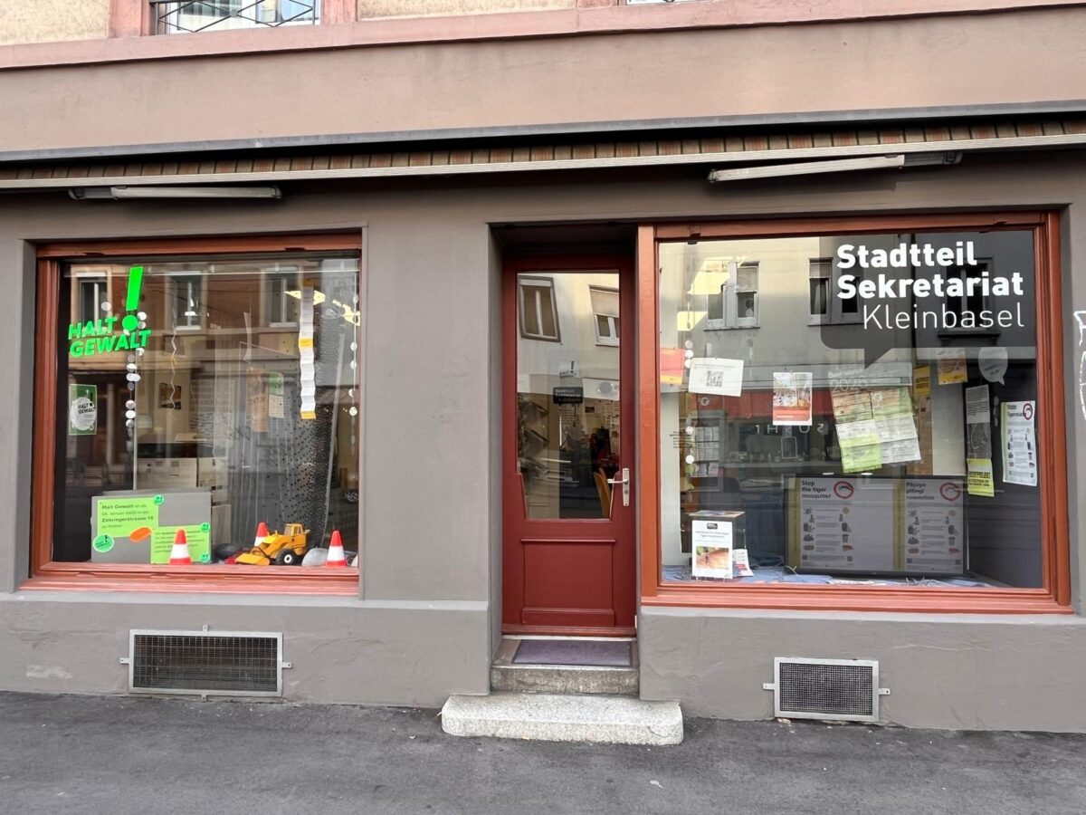 Das Ladenlokal vom Stadtteilsekretariat Kleinbasel. Links und rechts von der Eingangstür hat es zwei grosse Schaufenster.
