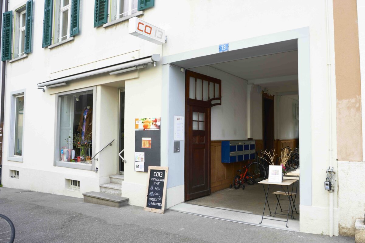 Ein Café mit offenem Eingang und einem Schild für Mittagessen.
