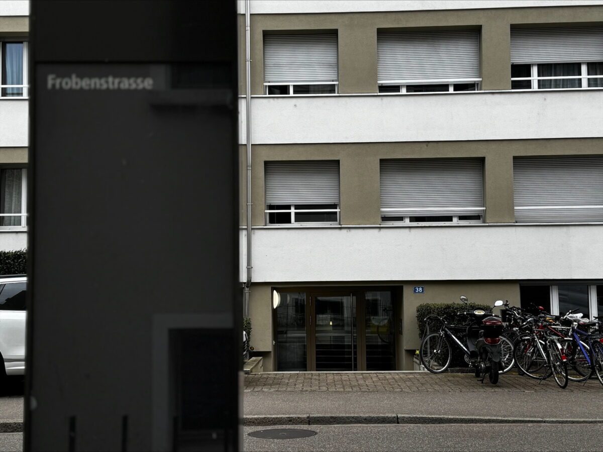 Wohngebäude mit Fahrrädern und geschlossenen Rollläden an der Frobenstraße.