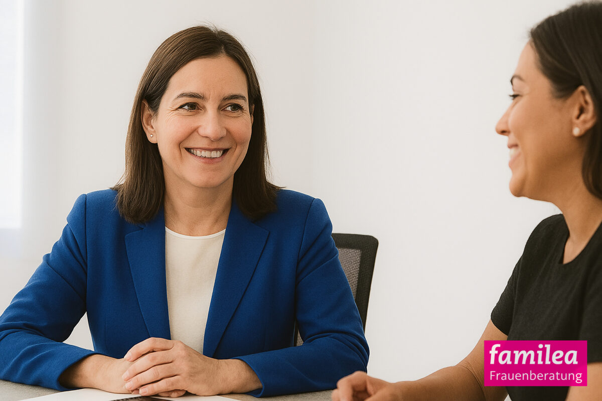 Familea Beratung1 Zwei Frauen unterhalten sich freundlich in einem Büro.